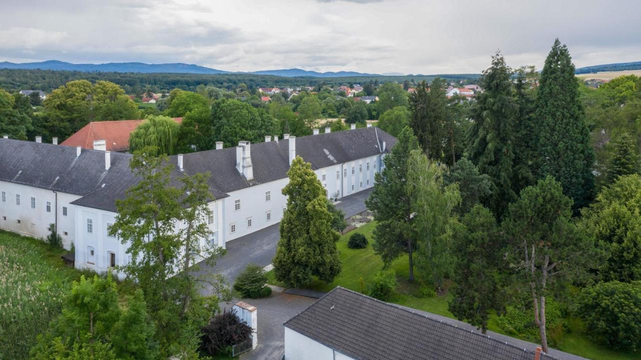 Boutique Hotel Zum Oberjager, Schloss Lackenbach Exterior foto